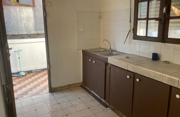 BASSE-TERRE-À RÉNOVER- MAISON DE VILLE T3 AVEC TERRASSE