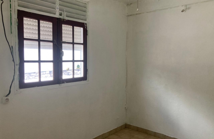 BASSE-TERRE-À RÉNOVER- MAISON DE VILLE T3 AVEC TERRASSE