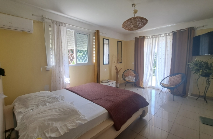 Villa familiale spacieuse avec grand jardin et vue mer.