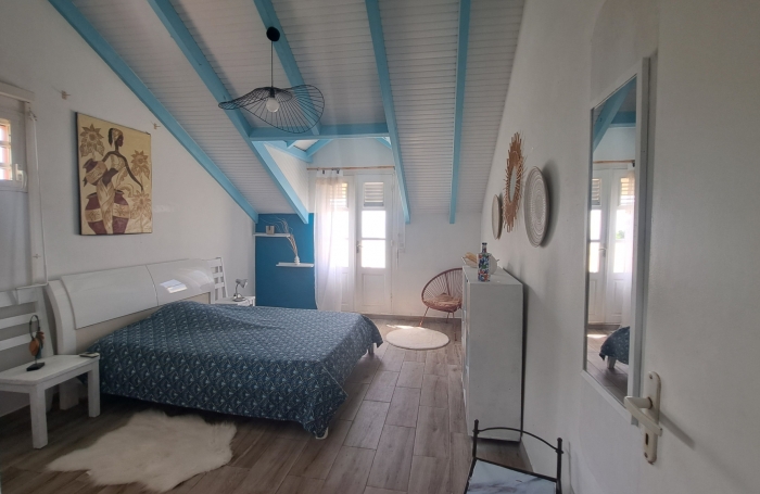 Villa familiale spacieuse avec grand jardin et vue mer.