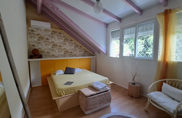 Villa familiale spacieuse avec grand jardin et vue mer.