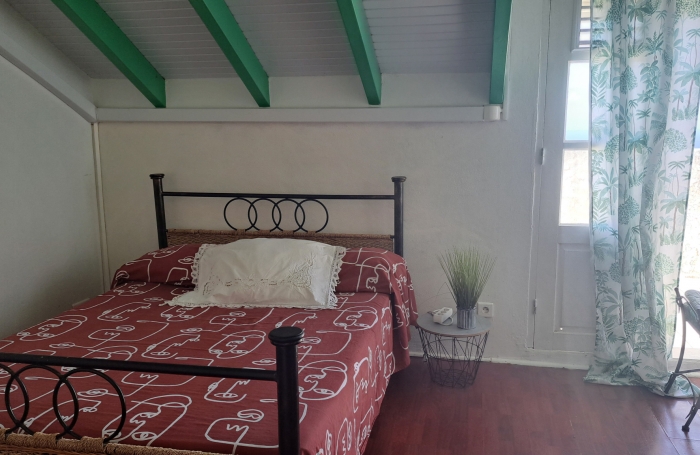 Villa familiale spacieuse avec grand jardin et vue mer.