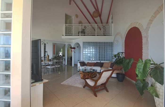 Villa familiale spacieuse avec grand jardin et vue mer.