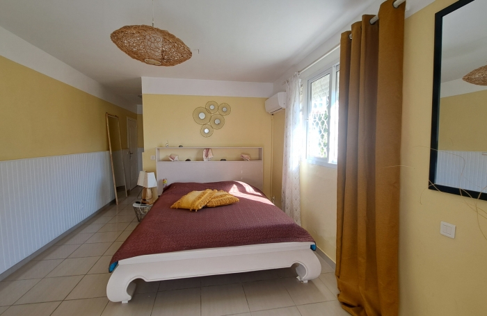 Villa familiale spacieuse avec grand jardin et vue mer.