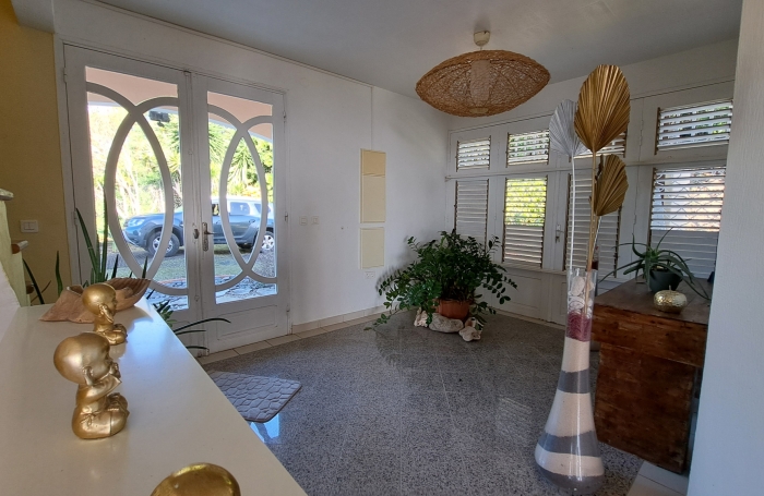 Villa familiale spacieuse avec grand jardin et vue mer.