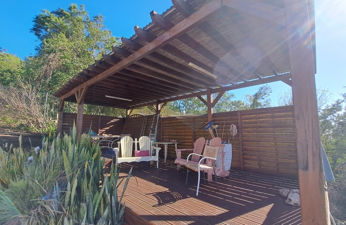 Villa familiale spacieuse avec grand jardin et vue mer.