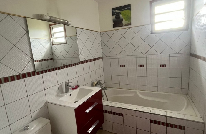 A louer - Villa F4 meubl&eacute;e avec piscine & jacuzzi   Le Moule   1 600 &euro; / mois