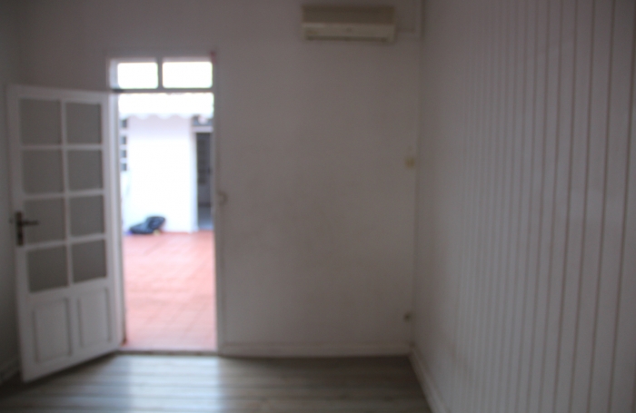 &Agrave; Basse-Terre, vaste  appartement T3  &agrave; louer avec balcon ,  VASTE TERRASSE ET VASTE SALON