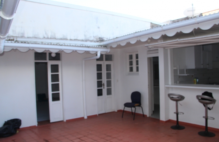 &Agrave; Basse-Terre, vaste  appartement T3  &agrave; louer avec balcon ,  VASTE TERRASSE ET VASTE SALON