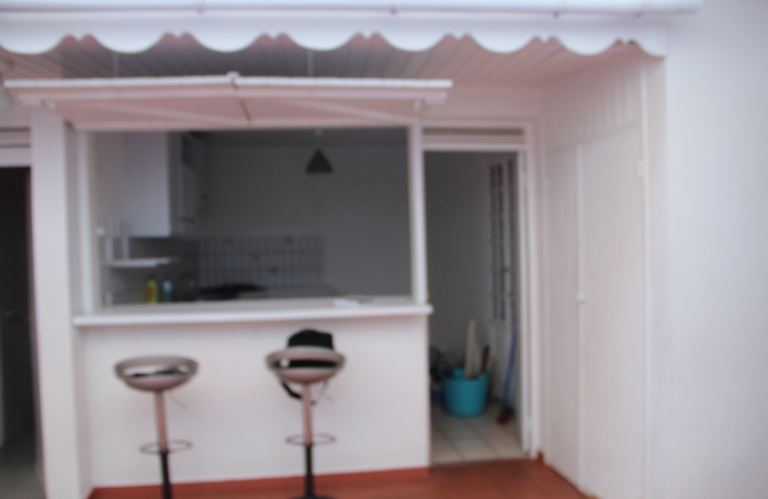 &Agrave; Basse-Terre, vaste  appartement T3  &agrave; louer avec balcon ,  VASTE TERRASSE ET VASTE SALON