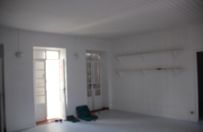 &Agrave; Basse-Terre, vaste  appartement T3  &agrave; louer avec balcon ,  VASTE TERRASSE ET VASTE SALON