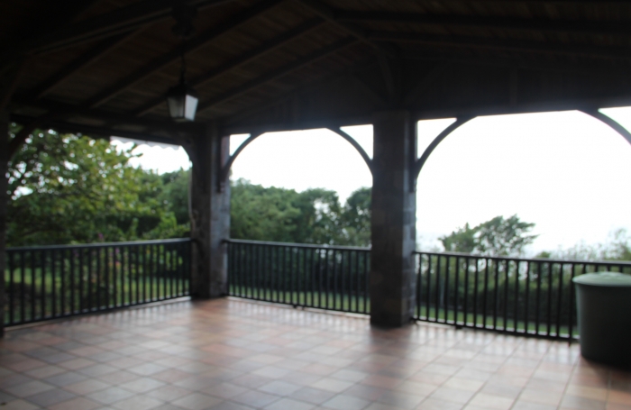 DEMEURE D'EXCEPTION A LOUER  T6 AVEC VUE SUR LA MER ET LES SAINTES ENTRE TROIS RIVIERES ET VIEUX FORT