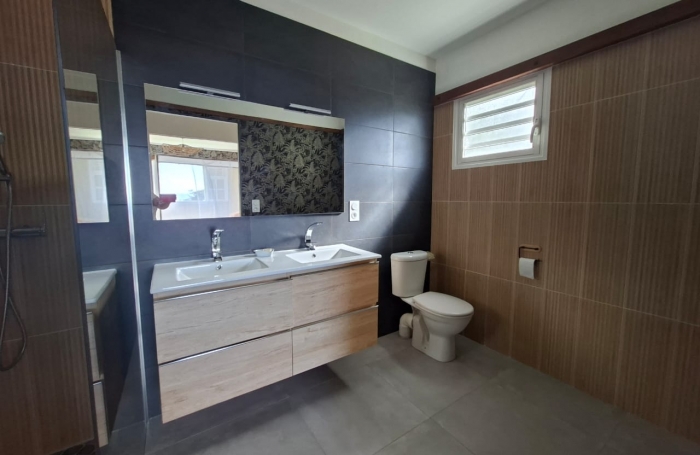 L'Opportunit&eacute; &agrave; Saisir &agrave; BOUILLANTE : Villa R&eacute;cente 151 m2 avec Vue Mer Imprenable sur les Ilets de Malendure