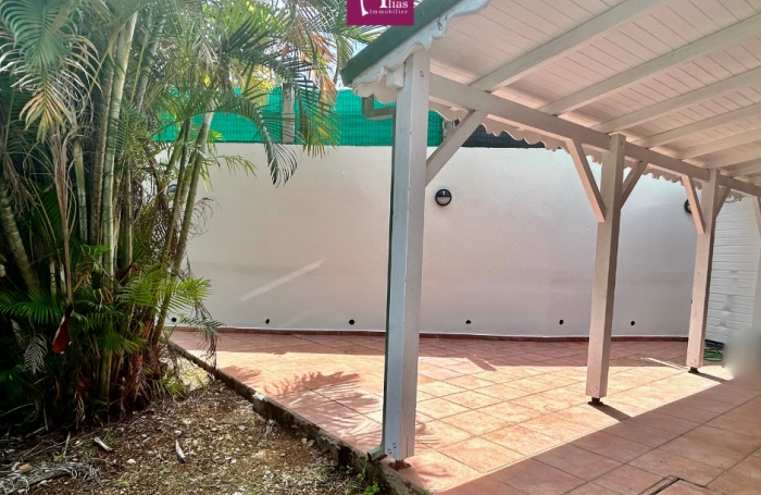 &Agrave; vendre: Local pro 86 m2 en rez-de-chauss&eacute;e - Bas du Fort Le Gosier