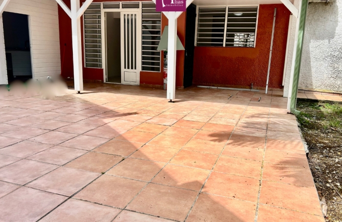 &Agrave; vendre: Local pro 86 m2 en rez-de-chauss&eacute;e - Bas du Fort Le Gosier