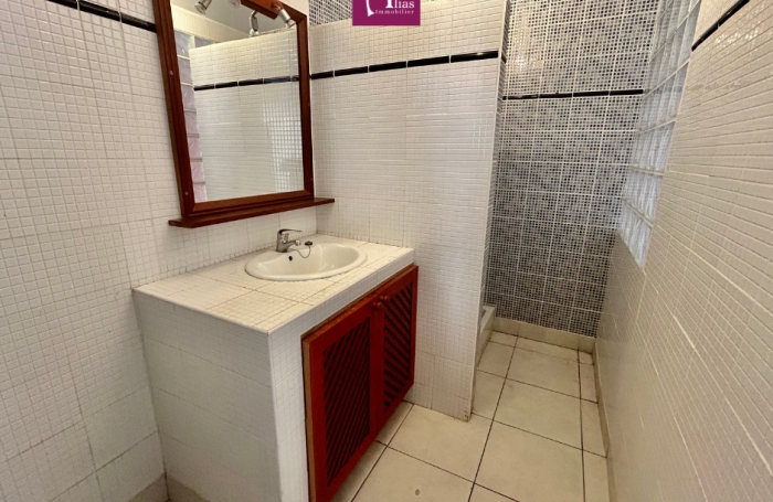 &Agrave; vendre: Local pro 86 m2 en rez-de-chauss&eacute;e - Bas du Fort Le Gosier