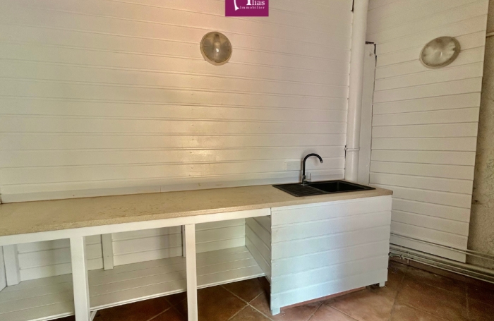 &Agrave; louer: Local pro en rez-de-chauss&eacute;e - Bas du Fort Le Gosier