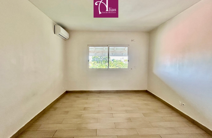 &Agrave; LOUER GRANDE MAISON MITOYENNE F6 AVEC JARDIN &Agrave; PETIT-BOURG