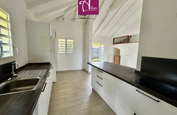 &Agrave; LOUER GRANDE MAISON MITOYENNE F6 AVEC JARDIN &Agrave; PETIT-BOURG