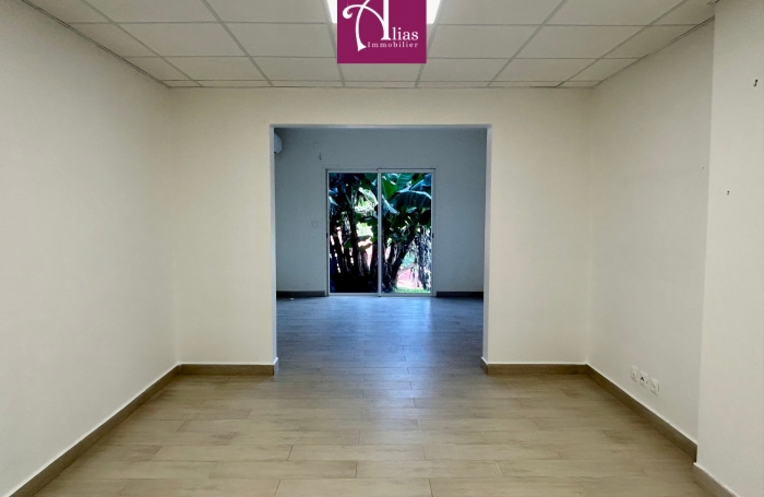 &Agrave; LOUER GRANDE MAISON MITOYENNE F6 AVEC JARDIN &Agrave; PETIT-BOURG