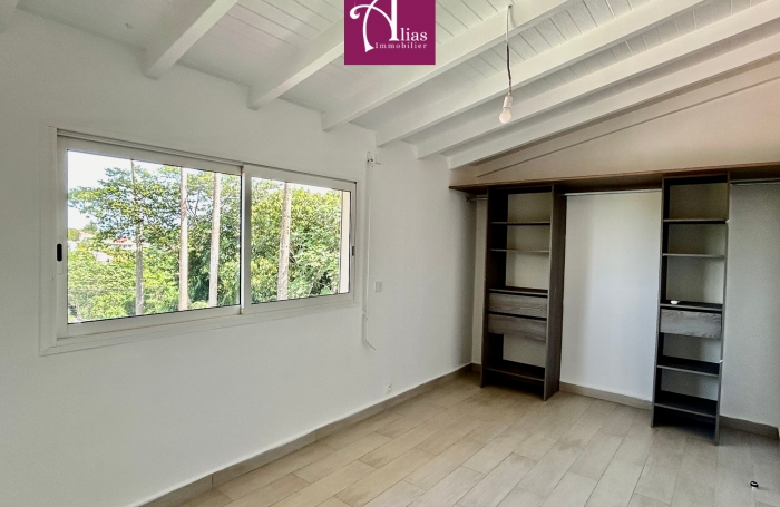 &Agrave; LOUER GRANDE MAISON MITOYENNE F6 AVEC JARDIN &Agrave; PETIT-BOURG