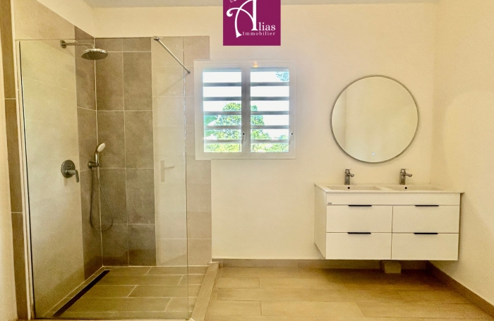 &Agrave; LOUER GRANDE MAISON MITOYENNE F6 AVEC JARDIN &Agrave; PETIT-BOURG