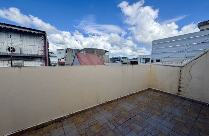 BEL APPARTEMENT T2 MEUBLE EN CENTRE VILLE DE POINTE A PITRE