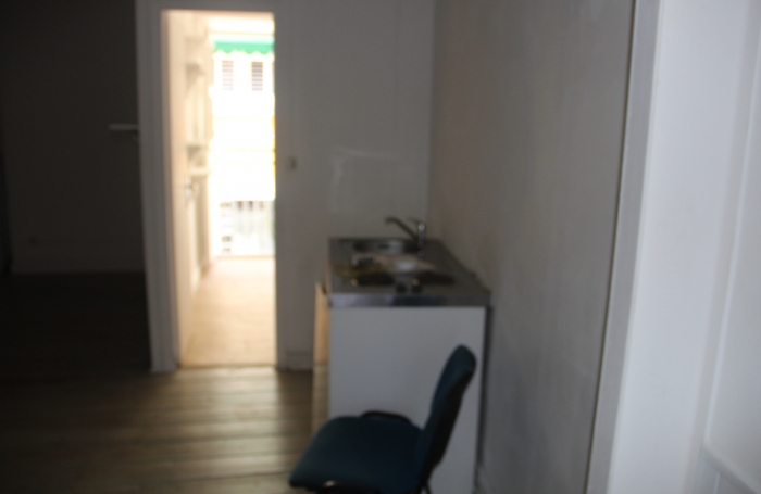 &Agrave; Basse-Terre, vaste  appartement T2 &agrave; louer avec balcon