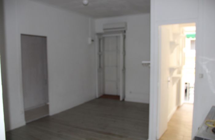 &Agrave; Basse-Terre, vaste  appartement T2 &agrave; louer avec balcon