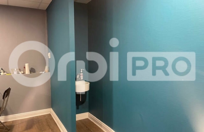 A LOUER  AVEC ORPI BOUTAREL, un local commercial en RDC r&eacute;nov&eacute; r&eacute;cemment