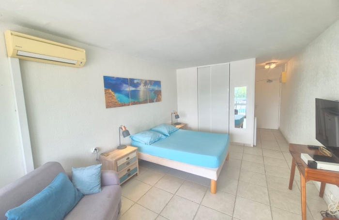 Studio d'environ 24 m2 avec acc&egrave;s mer dans une r&eacute;sidence s&eacute;curis&eacute;e avec ascenseur &agrave; la Pointe de la Verdure GO