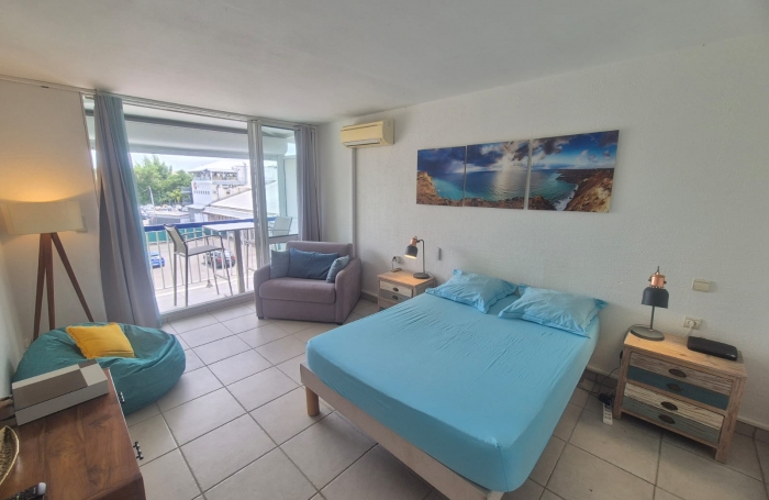 Studio d'environ 24 m2 avec acc&egrave;s mer dans une r&eacute;sidence s&eacute;curis&eacute;e avec ascenseur &agrave; la Pointe de la Verdure GO