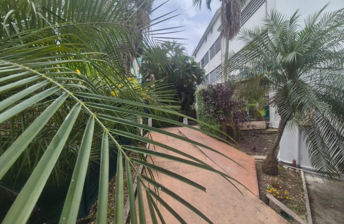 Studio d'environ 24 m2 avec acc&egrave;s mer dans une r&eacute;sidence s&eacute;curis&eacute;e avec ascenseur &agrave; la Pointe de la Verdure GO