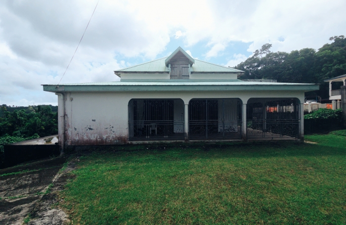 Maison 4 pi&egrave;ces avec mezzanine sur 4 niveaux d'environ 232 m2 habitable &agrave; r&eacute;nover &agrave; GOYAVE