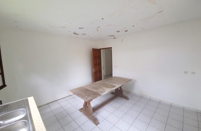 Maison 4 pi&egrave;ces avec mezzanine sur 4 niveaux d'environ 232 m2 habitable &agrave; r&eacute;nover &agrave; GOYAVE