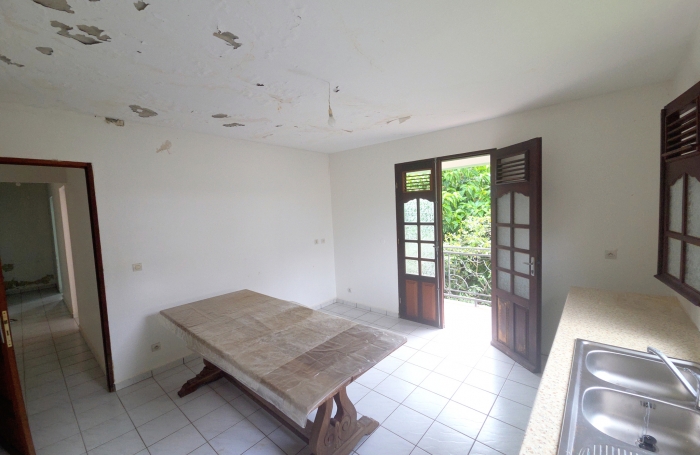 Maison 4 pi&egrave;ces avec mezzanine sur 4 niveaux d'environ 232 m2 habitable &agrave; r&eacute;nover &agrave; GOYAVE