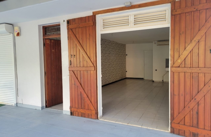 SAINT CLAUDE - LOCAL COMMERCIAL