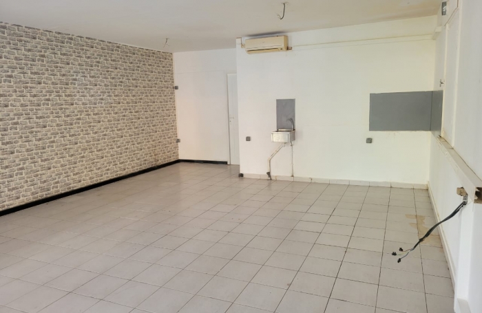 SAINT CLAUDE - LOCAL COMMERCIAL