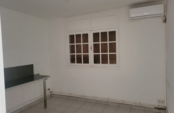 SAINT CLAUDE - LOCAL COMMERCIAL