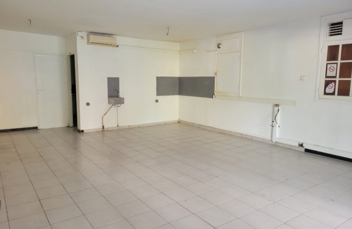 SAINT CLAUDE - LOCAL COMMERCIAL