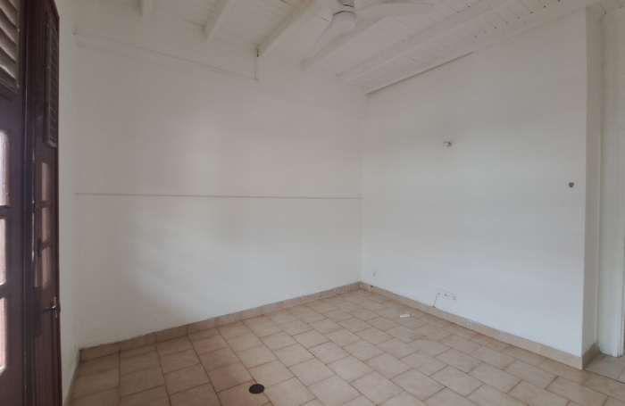 Appartement T3 + mezzanine   Centre historique de Basse-Terre