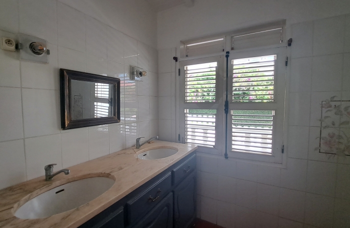 Grande maison familiale avec jardin, terrasses et studio ind&eacute;pendant