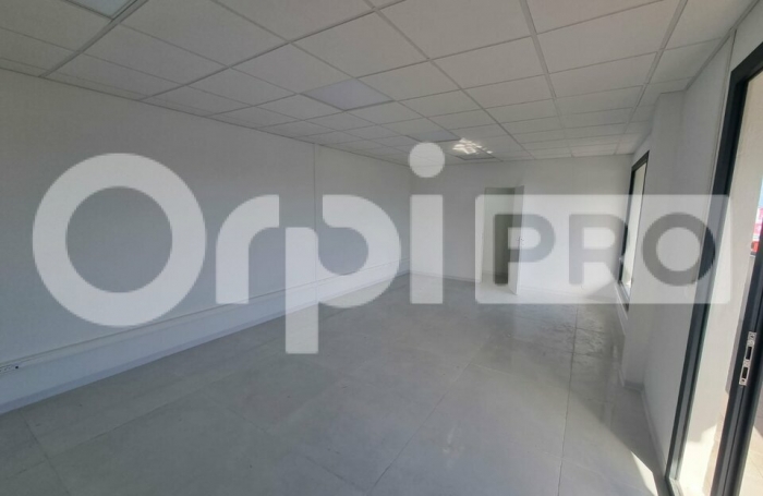 Louez avec Orpi BOUTAREL votre bureau en plein de Jarry