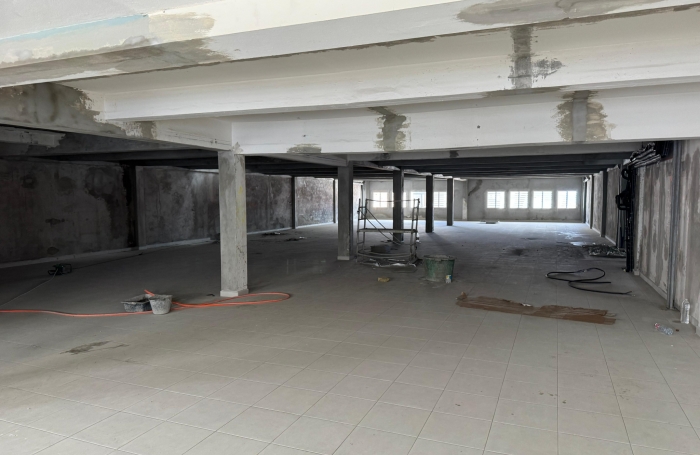 Local commercial brut de 400 m2   2e &eacute;tage   Rue du docteur Cabre