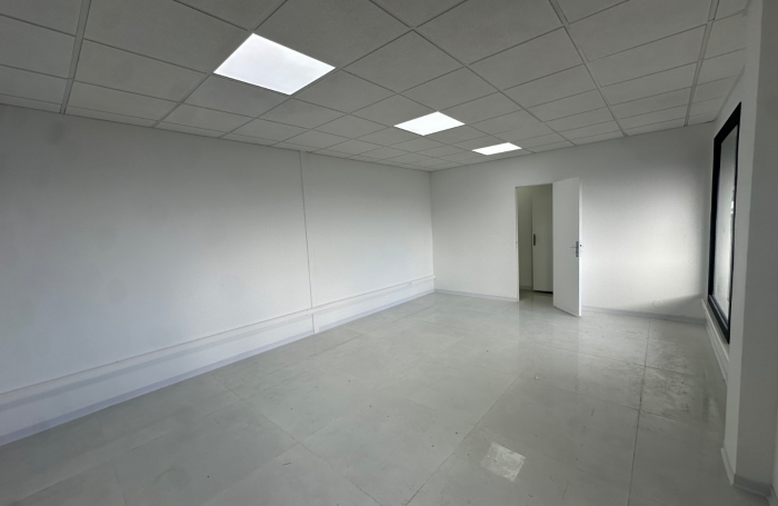 BUREAUX (35m2) - Boulevard de Houelbourg - JARRY 97122 BAIE-MAHAULT