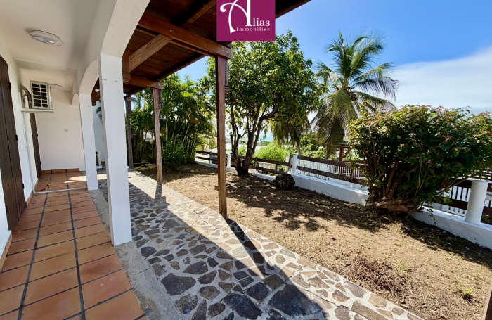 &Agrave; LOUER GRANDE MAISON MITOYENNE F4 VUE MER &Agrave; LA MARINA DU GOSIER