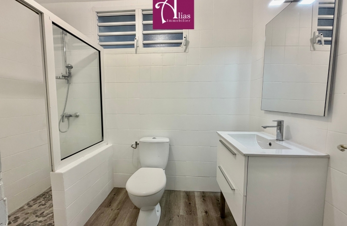 &Agrave; LOUER GRANDE MAISON MITOYENNE F4 VUE MER &Agrave; LA MARINA DU GOSIER