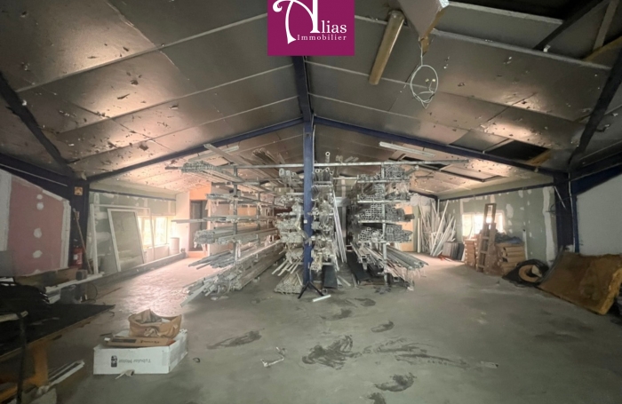 &Agrave; louer - Entrep&ocirc;t 210 m2 - Belle hauteur sous plafond - ARNOUVILLE