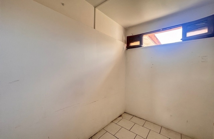 Local professionnel aux Abymes - LONGFORT IMMOBILIER