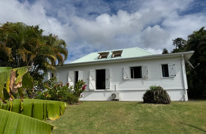 Trois-Rivi&egrave;res , dans un lotissement calme avec vue sur Les Saintes, Villa T5 avec terrasse